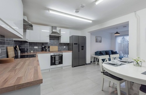 Renhold House | Spacious 5-bedroom house with WiFi in enjoyable Bedford
