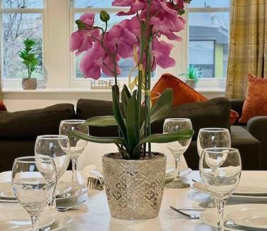 Faversham Apartment | Spacious 5-Bed House with Kitchen, Sleeps Up to 12 Guests