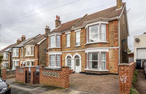 Gravesend Apartment | Family-Friendly 5 Bedroom House in Gravesend Awaits You