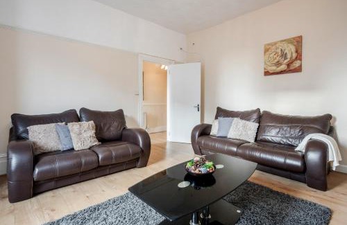 Gravesend Apartment | Family-Friendly 5 Bedroom House in Gravesend Awaits You