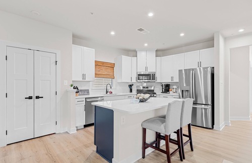 Bayside House | Spacious 5-bedroom house with Golf simulator in Berlin