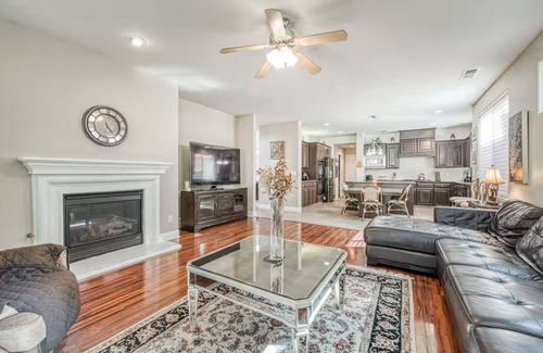 Raisin House | Spacious 5-bedroom house in Fresno with Pool, BBQ, & AC