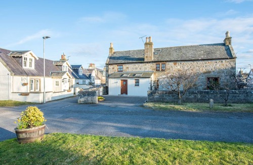 Kinloss House | Pet-Friendly 5 Bedroom Cottage in Findhorn for Families