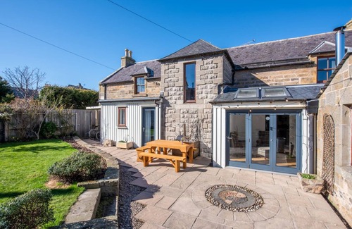 Kinloss House | Pet-Friendly 5 Bedroom Cottage in Findhorn for Families