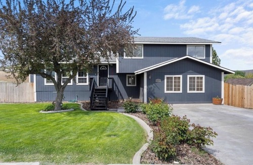Benton City House | Spacious 5-bedroom townhome in charming Benton City
