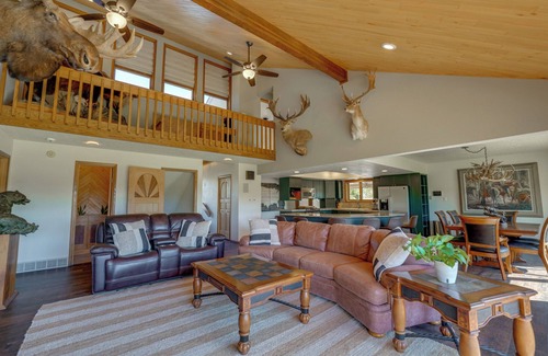 Flora Vista House | Spacious 5-bedroom House with WiFi and Central AC in Quiet Flora Vista