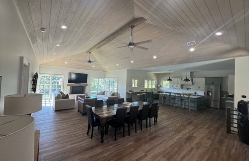 Jacksons' Gap House | Spacious 5-bedroom lake front house in cool Jacksons' Gap with AC, WiFi