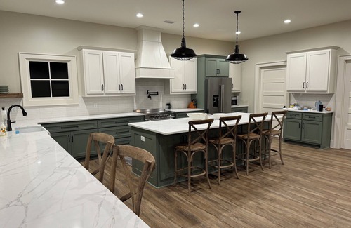 Jacksons' Gap House | Spacious 5-bedroom lake front house in cool Jacksons' Gap with AC, WiFi