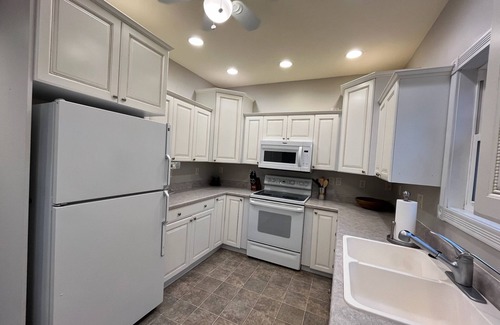 Sioux Center House | Spacious 5-bedroom Sioux Center house that's a short walk from Dordt