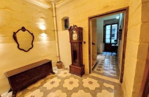 Sliema Villa | Spacious 5-Bedroom House with Ocean View and BBQ Terrace