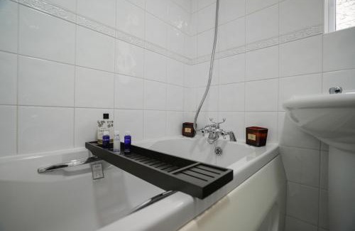 Stevenage House | Spacious 5 Bedrooms Sleeps 9 3 Bath and Parking Ideal for Contractors