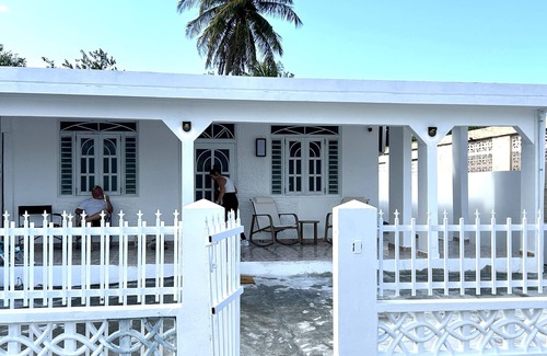 La Pared House | Spacious 5-BR house with private POOL, WiFi, AC in lovely Luquillo