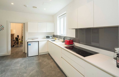 Ravenscourt Park House | Spacious 5BD Family Home in Leafy West London
