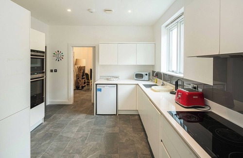 Ravenscourt Park House | Spacious 5BD Family Home in Leafy West London