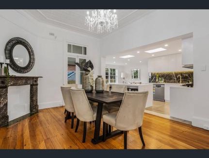 Hornsby House | Spacious 5BD Garden House in Hornsby close 2 train