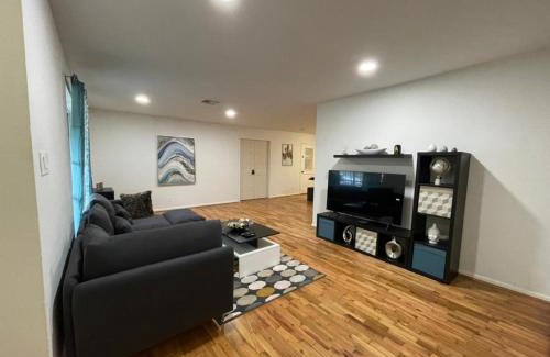 Woodlake - Briar Meadow House | Relaxing 5BR Cabin with Spa Near Galleria, Pet Friendly