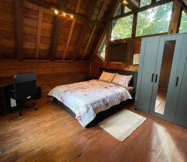 Woodlake - Briar Meadow House | Relaxing 5BR Cabin with Spa Near Galleria, Pet Friendly