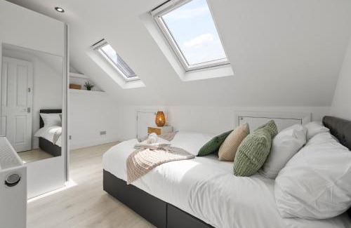 Selsdon and Ballards House | Spacious 5BR Croydon Home Game Room Free Parking