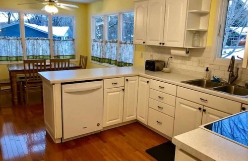 Blaine House | Ideal 5BR Family Retreat with Hot Tub, Perfect for Gatherings