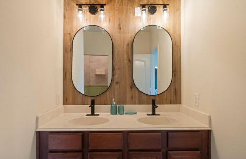 Humble House | Spacious 5BR Home near IAH airport - Sleeps 16