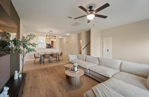 Humble House | Spacious 5BR Home near IAH airport - Sleeps 16