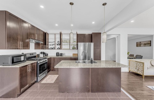 Halton Regional Municipality House | Spacious 5BR Home | Sleeps 14 | Family Gateway