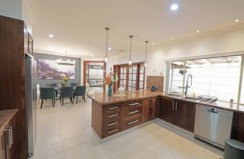 Hallam House | Spacious 5BR Family Home in Hallam near Bunjil Place