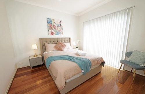 Hallam House | Spacious 5BR Family Home in Hallam near Bunjil Place