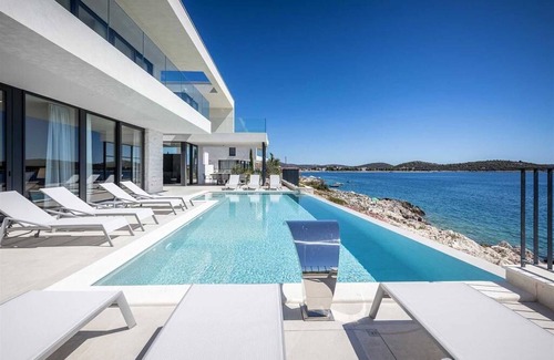 Rogoznica Villa | Spacious 5BR Villa with seawater infinity pool, luxurious stay for 10