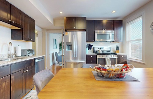 North Cambridge Apartment | Ideal 4/5 Bed Retreat Near MIT, Harvard & Tufts