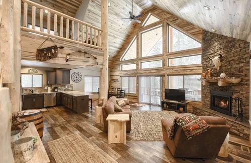 Deadwood Cabin | Premier 5BR Retreat with Hot Tub & Deck Near Deadwood