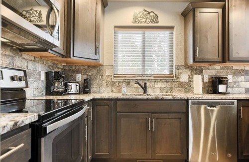 Deadwood Cabin | Premier 5BR Retreat with Hot Tub & Deck Near Deadwood