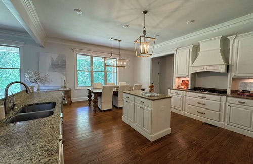 Oxford House | Spacious Oxford Oasis: 6 Bedrooms, Spa & Hot Tub Retreat