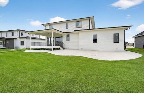 Waukee Villa | Spacious 6 bed 5 Bath Home, Close to Theatre and Restaurants