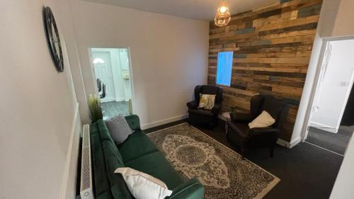 Seisdon House | Spacious 6-Bedroom House in Birmingham - Pet & Child Friendly
