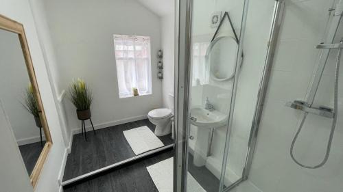 Seisdon House | Spacious 6-Bedroom House in Birmingham - Pet & Child Friendly