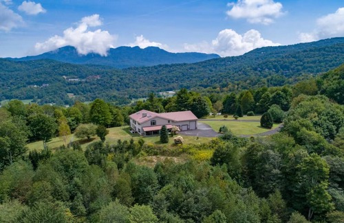 Sugar Mountain House | Spacious 6-bedroom house Sugar MTN Mansion 1mi to slope Hot Tub GrandfatherViews