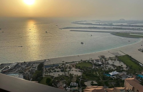 Dubai Marina Apartment | Spacious 6-bedroom apartment in lovely Dubai with fitness room, WiFi
