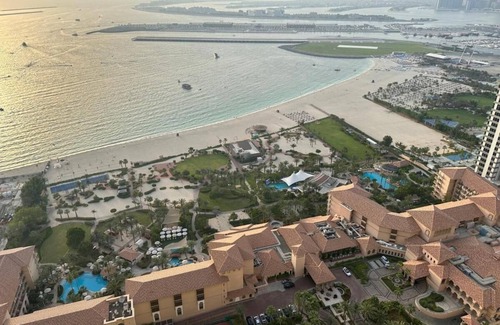 Dubai Marina Apartment | Spacious 6-bedroom apartment in lovely Dubai with fitness room, WiFi