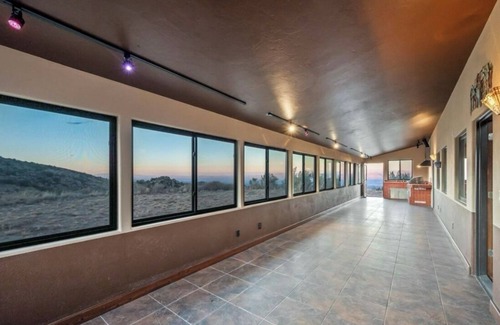 Oracle House | Spacious 6-bedroom hilltop cabin in tranquil Oracle