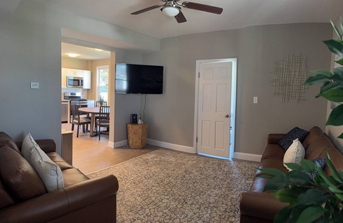 Parkville House | Spacious 6-bedroom house in nice Parkville with WiFi, AC