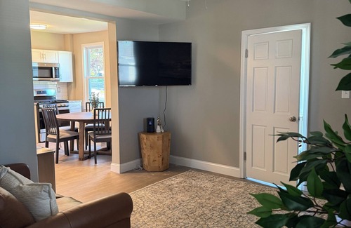 Parkville House | Spacious 6-bedroom house in nice Parkville with WiFi, AC