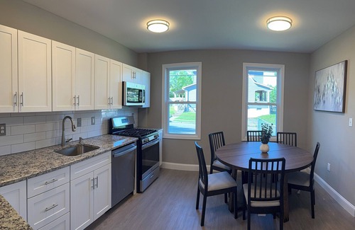 Parkville House | Spacious 6-bedroom house in nice Parkville with WiFi, AC
