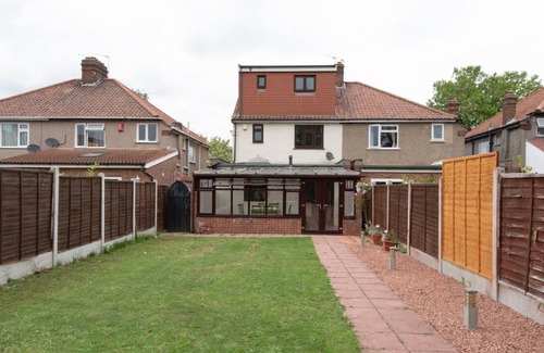 Kidbrooke with Hornfair House | Family-Friendly 6 Bedroom House in Wricklemarsh, London