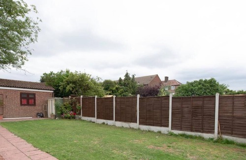 Kidbrooke with Hornfair House | Family-Friendly 6 Bedroom House in Wricklemarsh, London
