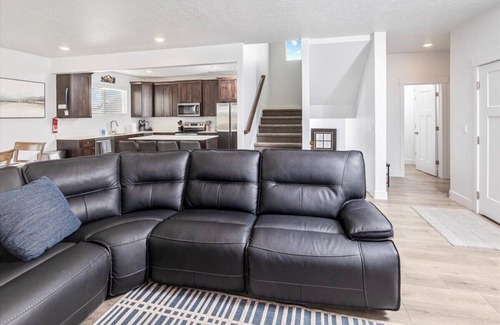 Sweetwater House | Spacious 6-bedroom home with Ideal Beach access in Garden City.