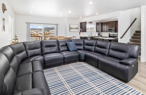 Sweetwater House | Spacious 6-bedroom home with Ideal Beach access in Garden City.