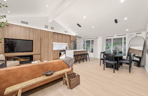 East Durham House | Spacious 6BR - Hot Tubs - Pond - Playground
