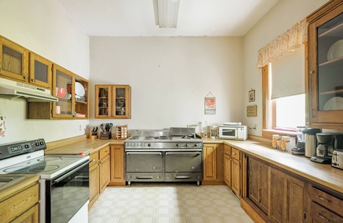 Richford House | Spacious 7-bedroom house. Fall is coming. Good place to see the foliage.