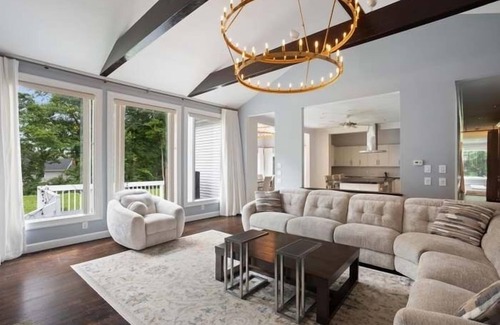 Norwalk House | Spacious 7-bedroom house in delightful Norwalk with AC